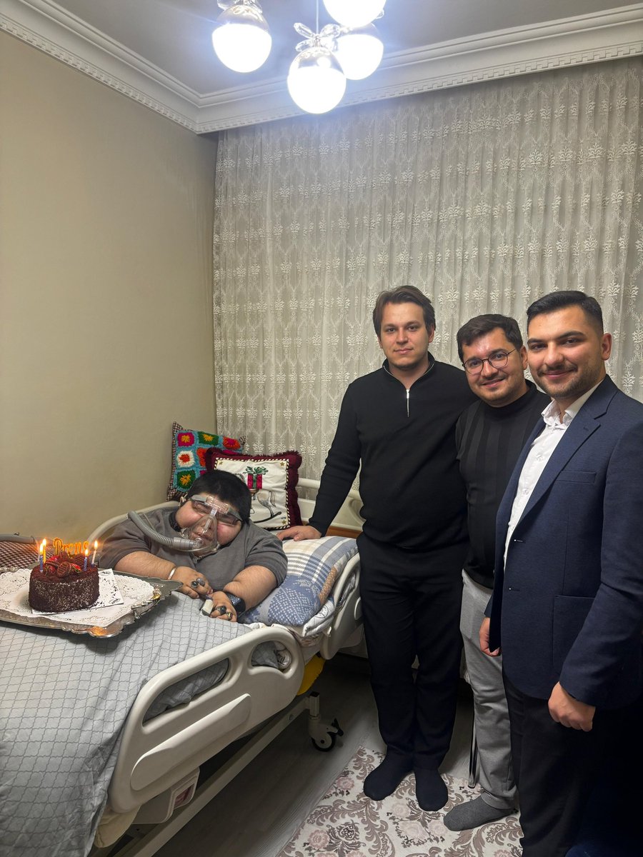 akgencselcuklu's tweet photo. Kıymetli kardeşimiz Berkan Ali Vural’ı ziyaret ettik, doğum gününü birlikte kutladık.
Allah’tan kendisine sağlık ve mutlulukla dolu nice güzel yaşlar nasip etmesini niyaz ederiz. https://t.co/Ov3PnZJ0pn