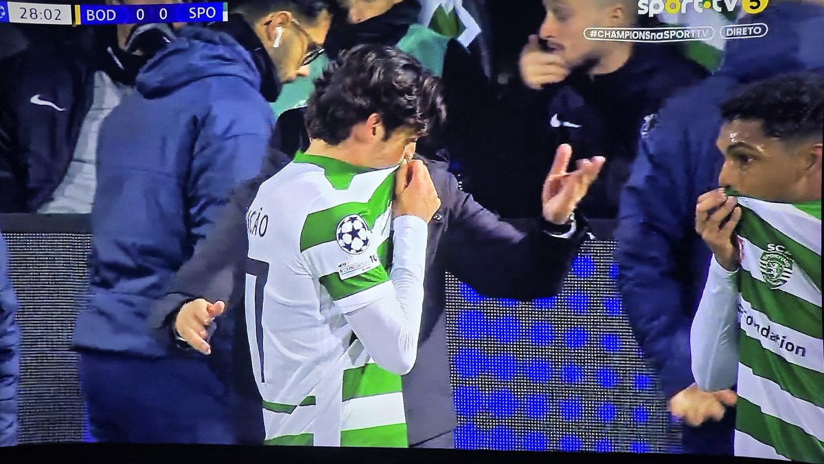 Ui bocas tapadas ....
RACISMOOOOOOOOOOO