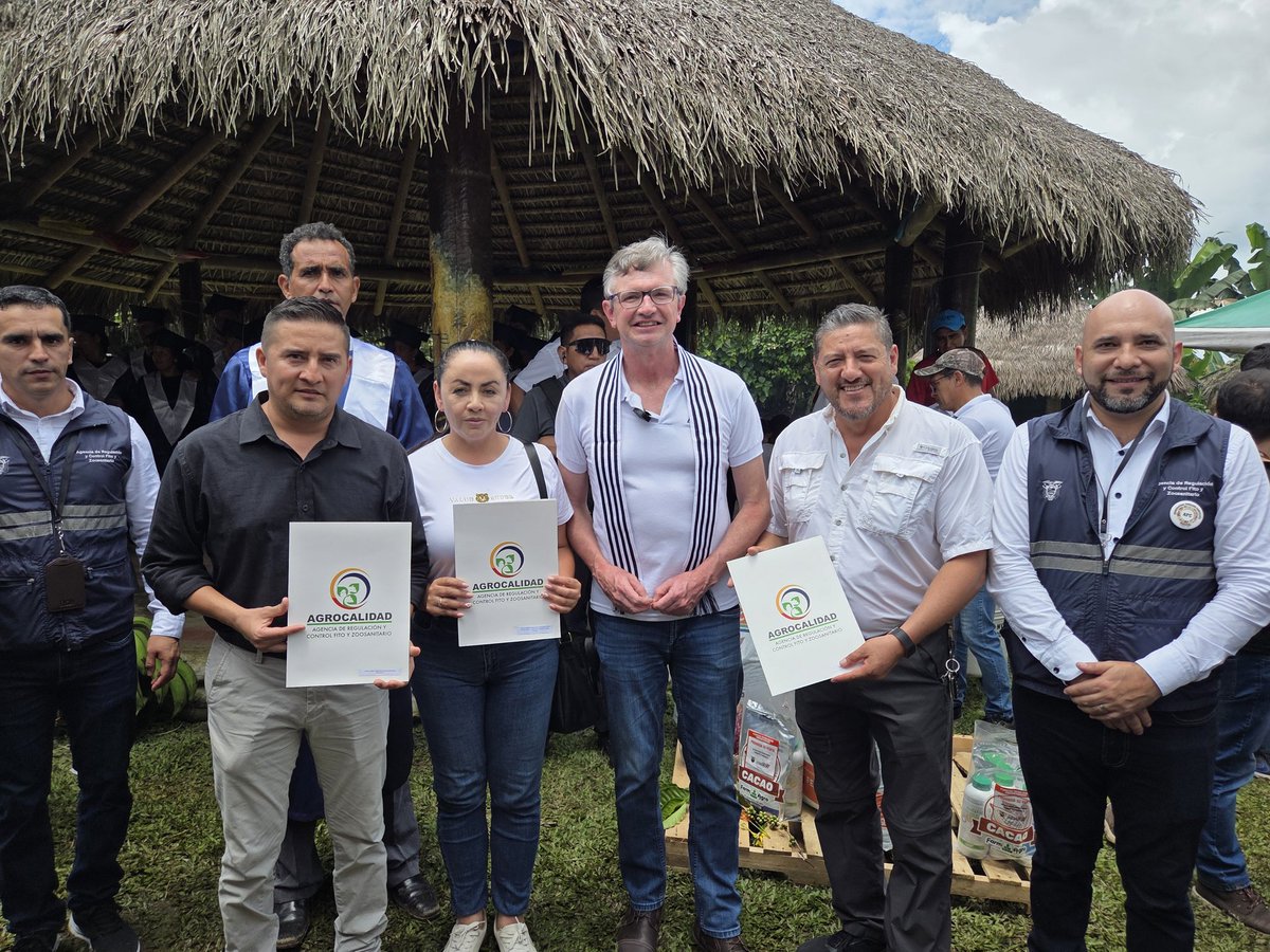 AgrocalidadZ4's tweet photo. #SantoDomingo | Participamos en evento de entrega de beneficios que fortalecen la producción agropecuaria organizado por @Agricultura_CZ4 entregamos certificados de:
· Buenas Prácticas Agropecuarias
· De exportación a industria láctea
· Zoosanitario de producción y movilidad. https://t.co/UotrtOrQUI