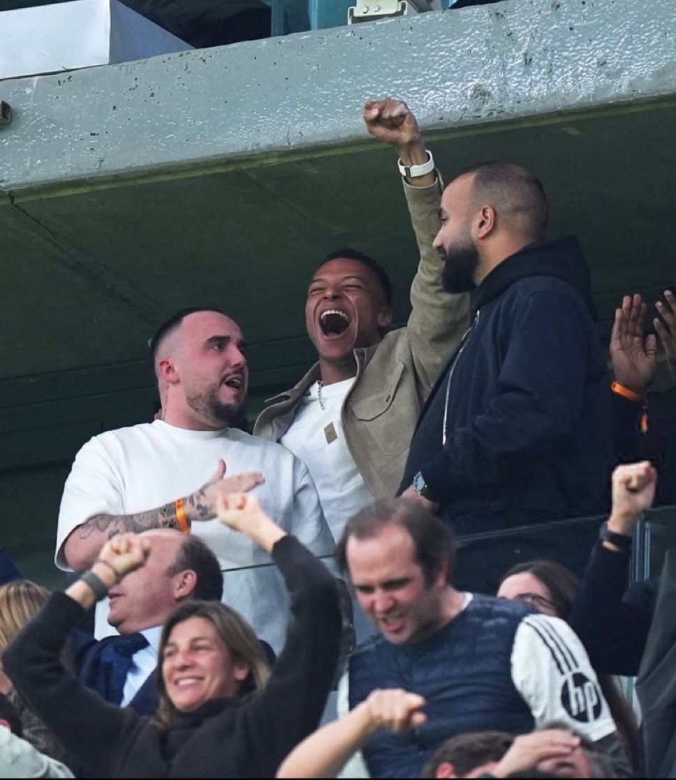 Kenpachi1070's tweet photo. La réaction de Kylian Mbappé devant le doublé de Valverde 🤍 https://t.co/oZAMzIx09Z