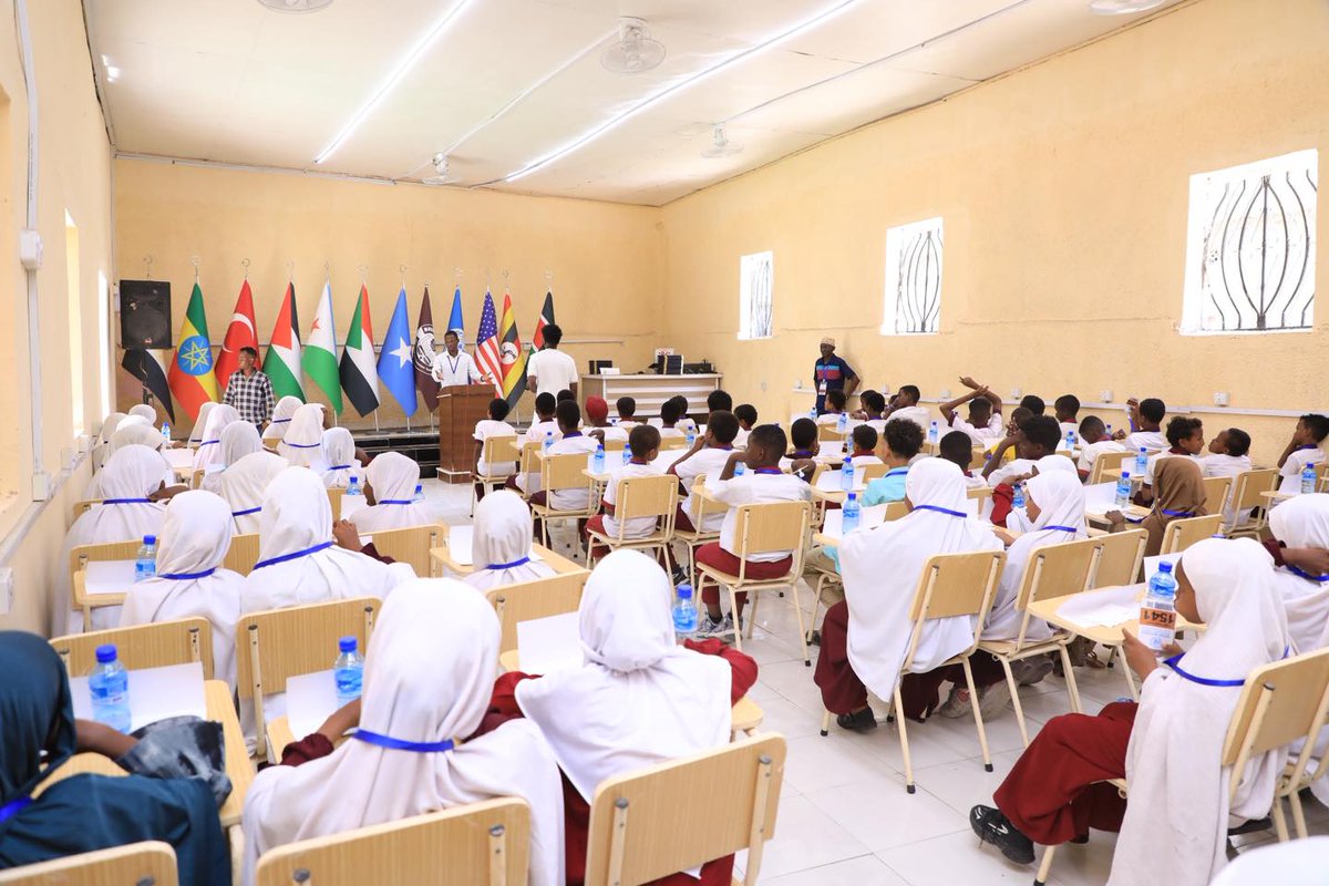 UNASOMALIA's tweet photo. UNASOMALIA in partnership with @RussetAcademy  has successfully concluded a Model United Nations (MUN) simulation program tailored for the institution's young learners.

The initiative introduced students to foundational concepts of diplomacy and international relations through experiential learning. Participants represented various countries and organizations, delivering speeches and engaging in structured dialogue to develop skills in public speaking, negotiation, and critical thinking—competencies introduced at a developmentally optimal stage.

The program marked Russet Academy's first MUN experience for this age group. It culminated in a certificate ceremony, where students received official recognition from Russet Academy and UNASOMALIA for their participation.