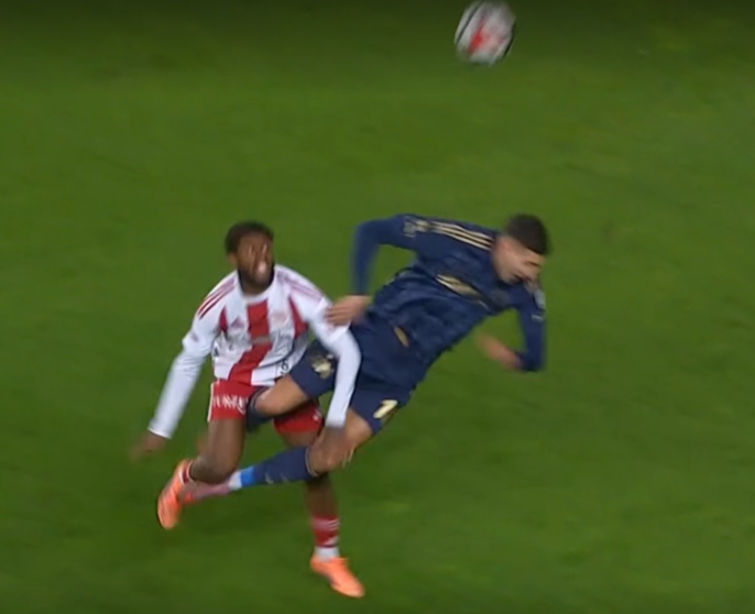 sporx's tweet image. Antalyaspor - Fenerbahçe maçında Mert Müldür'ün yerde kaldığı pozisyon

Joao Capela: "Bu pozisyonda iki tane temas var. Birinci temas bundan önce, ikincisi de kazara temas var. Burada oyuncu topla kafayla oynamaya çalııyor ve onun görüşünü engelliyor, bakın. Ve futbolcunun da