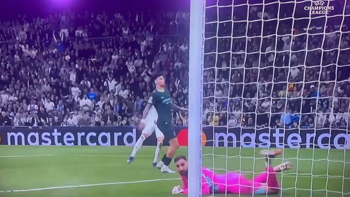 He makes me lie down in green pastures 😭💔

Madrid 2-0 Man City

⚽️ Valverde ( brace)
#RMVSMC