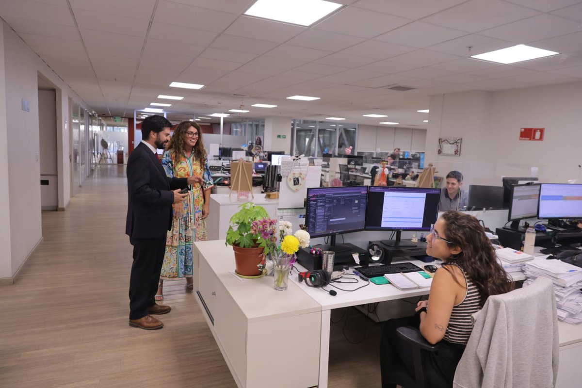 SENAMAGOB's tweet photo. Hoy recibimos la visita del subsecretario de Servicios Sociales, Alejandro Fernández, quien conoció a los diversos equipos de SENAMA y el trabajo que desarrollan en beneficio de las personas mayores de Chile https://t.co/c0X4ztZOmh