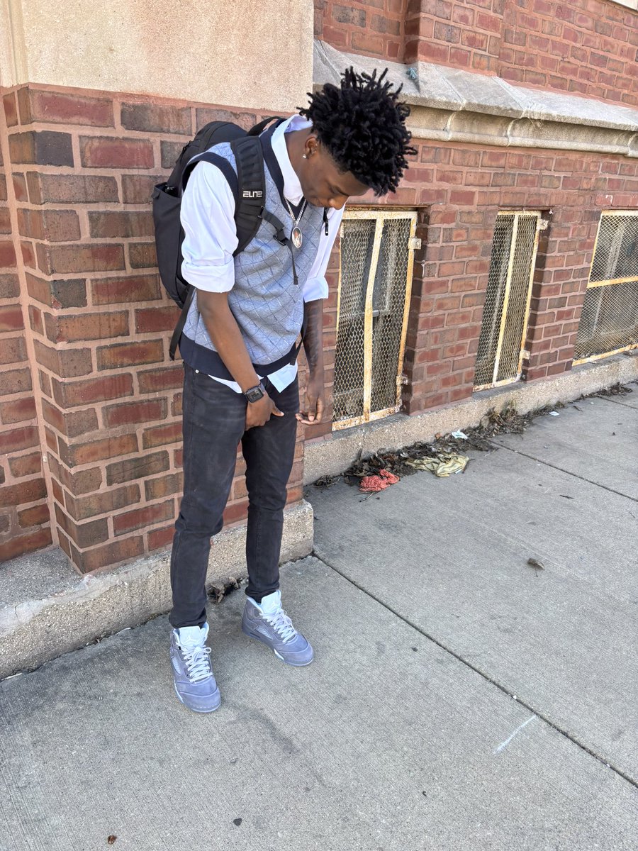 lilvonno08's tweet photo. Calm bip😴🖐🏾
#chicago #flyyn #seniorpics https://t.co/6NR0fYWn40