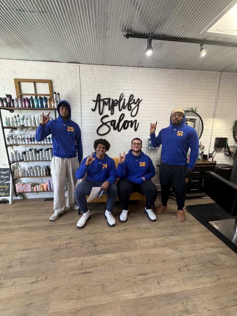 nonpareil's tweet photo. Huge thank you to Amplify Salon for supporting the annual Loper Backer Banquet! We appreciate local businesses investing in UNK Football and helping support our program. 🔵🟡 #LoperNation #UNKFootball https://t.co/VybYlJYrAD