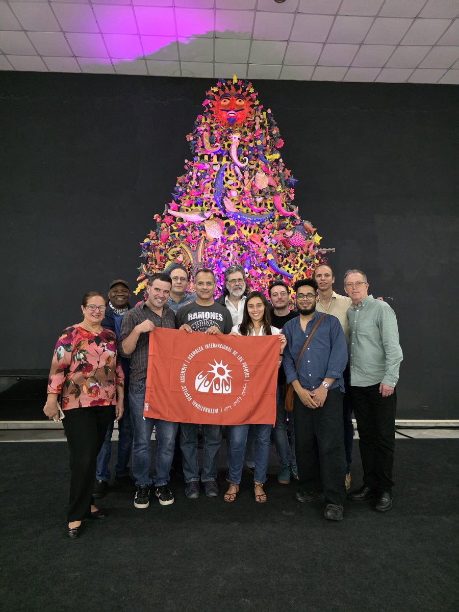 En <a href="/CasAmericas/">Casa de las Américas</a> c/delegación d <a href="/asambleapueblos/">Asamblea Internacional de los Pueblos</a>, Brian, Fred, Vijay, Laura, Manolo, Giuliano y Manuel. Hablamos d la necesidad d crear un frente antifascista q incluya a sectores d EEUU. La batalla comunicacional en defensa d la verdad es decisiva. #CubaNoEstáSola