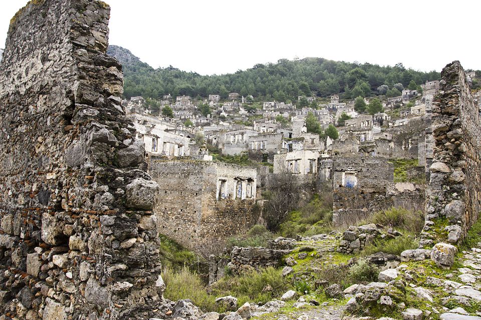 FreeConstan's tweet photo. GHOST TOWN of Kayaköy (Livisi), southwestern Anatolia, once a Greek-inhabited settlement. Muslims refused to repopulate the place because "it was infested with the ghosts of Greeks massacred in 1915 by Turks #FreeConstantinople #FreeMinorAsia https://t.co/74fXeqcj14