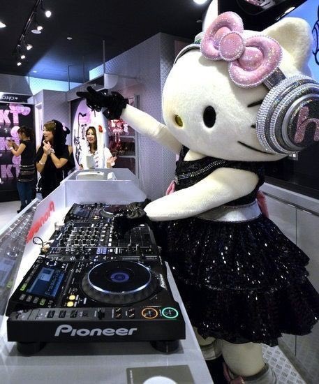 thepinkernet's tweet photo. dj hello kitty is everything 🎀 https://t.co/8G9jkQlPUz