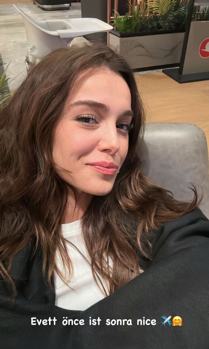 todas pensando que Hafsa esta en Cappadocia y de repente nos aplica la bromita de Cannes con una selfie desde el sofa de su casa 😭😭😆