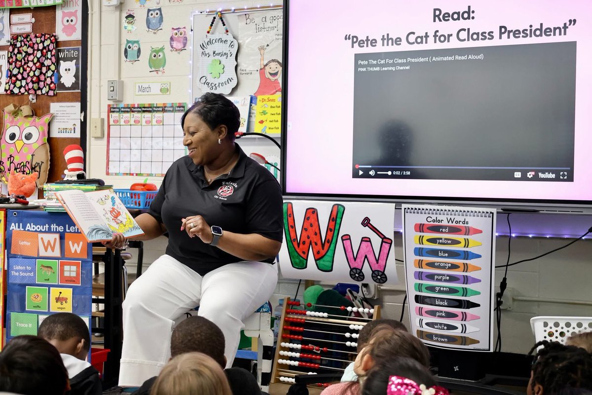 EufaulaCS's tweet photo. ECS leadership understands the importance of spreading the love of reading! 📚❤️

Thank you, Testing Coordinator Tera Scott, for visiting EPS last week and reading with students during Read Across America Week! 📖
#ReadAcrossAmerica #WeAreECS #ExpectExcellence https://t.co/ZSiQndP6if