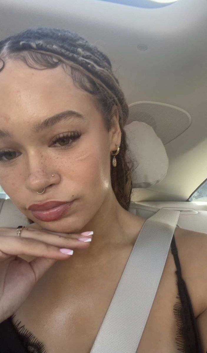 YonnaDaily tweet media