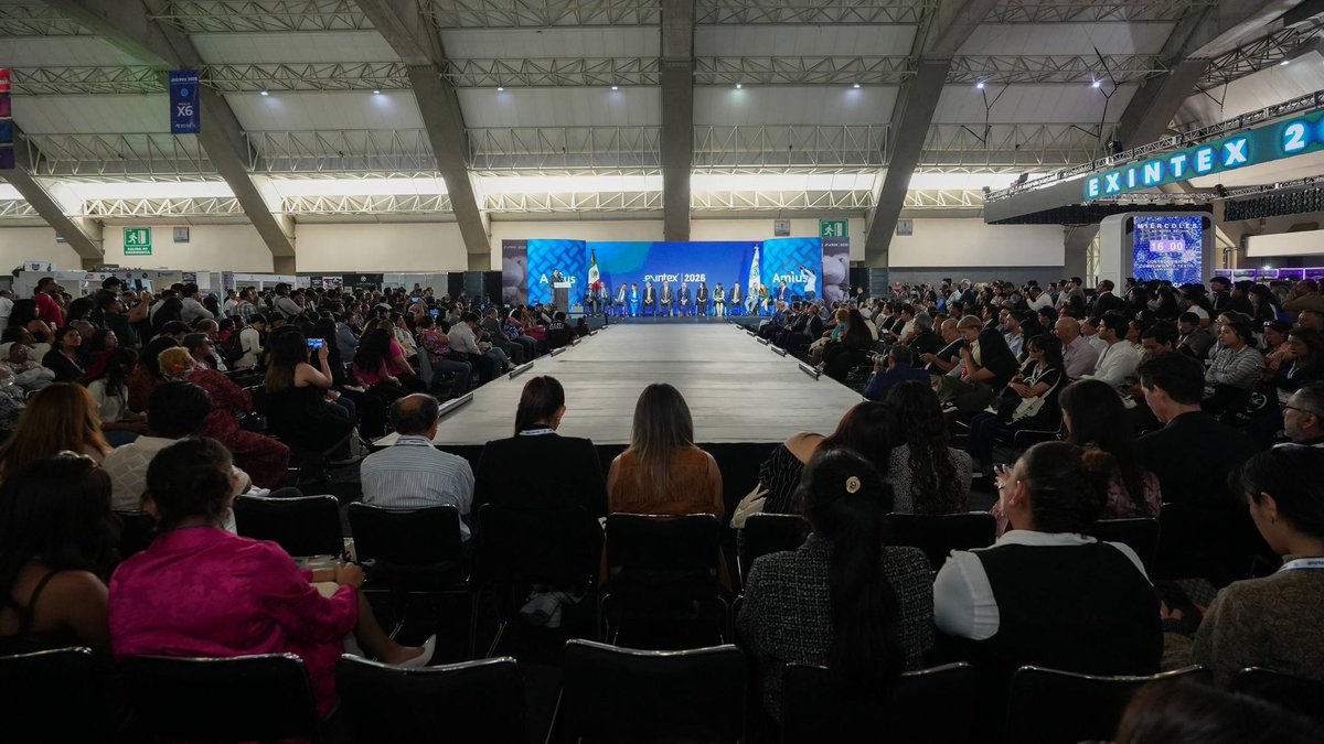 PueblaAyto's tweet photo. Nuestro Presidente @pepechedrauimx asistió a la XXIV edición de #Exintex, “Impulsando el Textil Mexicano”, junto al Gobernador @armentapuebla_ y con la participación de @m_ebrard, se reúnen líderes de la industria, para fortalecer uno de los sectores más importantes del país. 🧵🏭
Un espacio para impulsar la innovación, el desarrollo económico y el talento que hace grande al textil mexicano. 🇲🇽✨