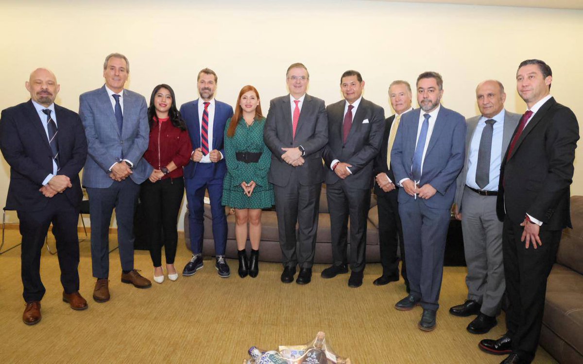 PueblaAyto's tweet photo. Nuestro Presidente @pepechedrauimx asistió a la XXIV edición de #Exintex, “Impulsando el Textil Mexicano”, junto al Gobernador @armentapuebla_ y con la participación de @m_ebrard, se reúnen líderes de la industria, para fortalecer uno de los sectores más importantes del país. 🧵🏭
Un espacio para impulsar la innovación, el desarrollo económico y el talento que hace grande al textil mexicano. 🇲🇽✨