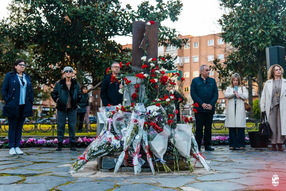 JaviCorpa's tweet photo. Hoy recordamos con respeto a las 193 víctimas del 11M. Ocho de ellas eran de San Fernando de Henares. Un día que marcó para siempre nuestra memoria colectiva.
Mi cariño y cercanía a sus familias. Recordar es defender la paz y la convivencia
¡NO AL TERRORISMO! ¡NO A LAS GUERRAS! https://t.co/4bcU7lQxOJ