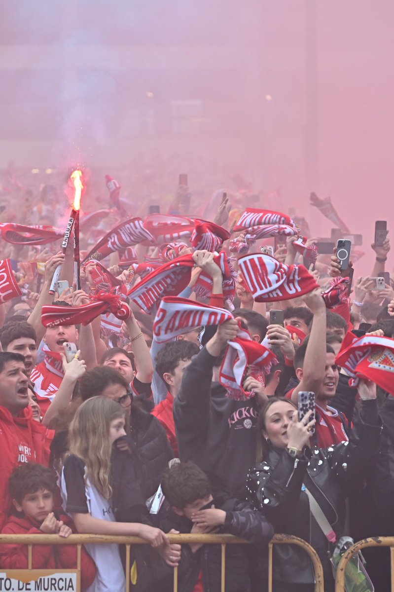 La afición no lo merece.

¿Qué ha hecho mal el murcianismo para merecer tanto sufrimiento?

¿Cuándo verá la luz?

Cada golpe es más duro que el anterior.Descensos, impagos, juicios, fracasos deportivos, líos en la propiedad, inestabilidad.Tanto en tan poco tiempo.

¿Hasta cuándo?