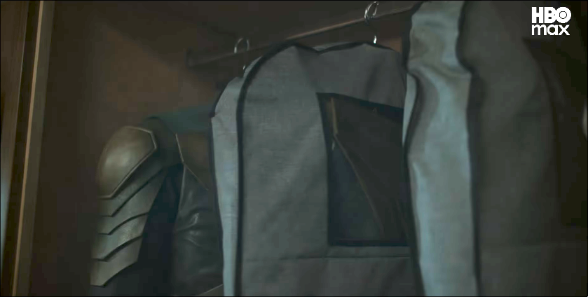 tennantsgl4sses's tweet photo. In the Lanterns trailer, you can see that there are some pristine GL suits next to Hal's if you pause it just right. Fast forward a few frames and crank the contrast up, and you see the pristine suits are ALSO BROWN. IT'S NOT DIRT. THE "GREEN" LANTERN SUIT IS FUCKING BROWN. https://t.co/QiWJtB7j7W