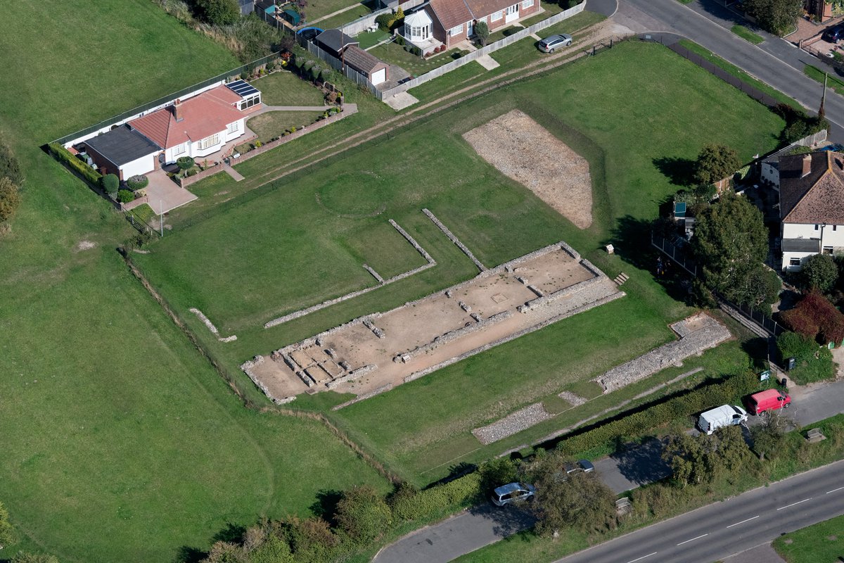 johnfielding001's tweet image. Caister Roman Fort, Norfolk. Built c.200–300 AD as part of the Saxon Shore defences protecting Roman Britain from seaborne raiders. Known as Gariannonum, it guarded the estuary linking the North Sea with inland waterways toward Norwich and the Broads #CaisteronSea #aerial