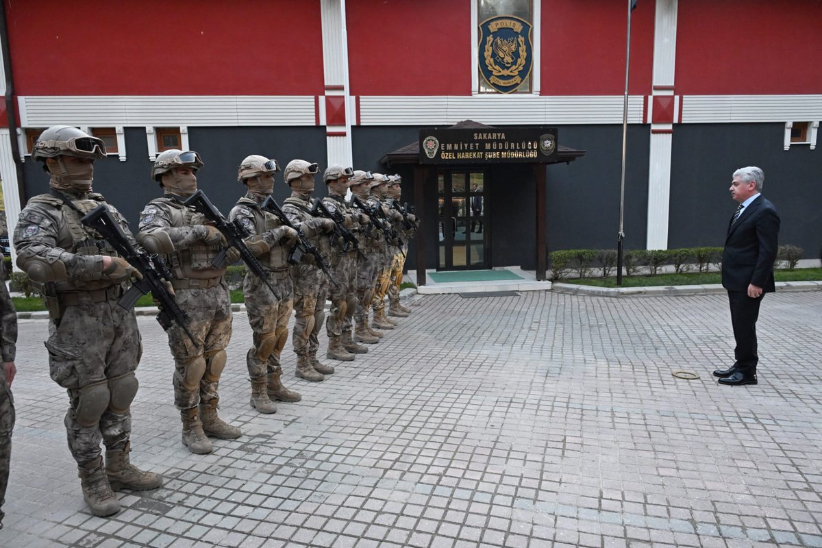 EmniyetSakarya's tweet photo. İl Emniyet Müdürümüz Sayın Mehmet Ömür SAKA;

Sayın Valimiz Rahmi DOĞAN' ın teşrifleri, Cumhuriyet Başsavcımız Sayın Hasan UĞURLU,  İl Jandarma Komutanımız Sayın Hasan ERBAĞ,Sapanca Kaymakamımız Sayın Şaban Arda YAZICI ve Sapanca Cumhuriyet Başsavcımız Sayın Muhammed Mustafa VURAL' ın katılımları ile Özel Harekat Şube Müdürlüğü'müzde düzenlenen iftar programında personelimiz ile bir araya geldi.