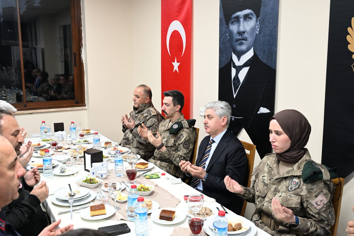 EmniyetSakarya's tweet photo. İl Emniyet Müdürümüz Sayın Mehmet Ömür SAKA;

Sayın Valimiz Rahmi DOĞAN' ın teşrifleri, Cumhuriyet Başsavcımız Sayın Hasan UĞURLU,  İl Jandarma Komutanımız Sayın Hasan ERBAĞ,Sapanca Kaymakamımız Sayın Şaban Arda YAZICI ve Sapanca Cumhuriyet Başsavcımız Sayın Muhammed Mustafa VURAL' ın katılımları ile Özel Harekat Şube Müdürlüğü'müzde düzenlenen iftar programında personelimiz ile bir araya geldi.
