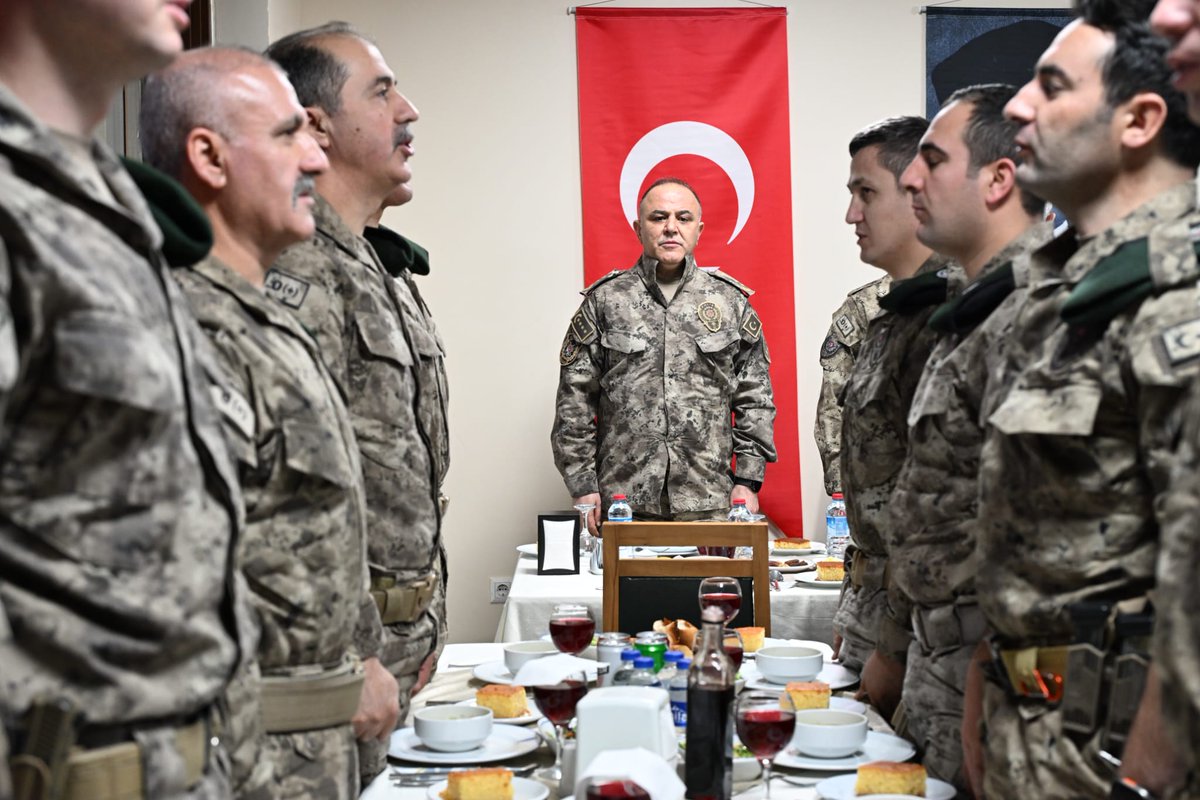 EmniyetSakarya's tweet photo. İl Emniyet Müdürümüz Sayın Mehmet Ömür SAKA;

Sayın Valimiz Rahmi DOĞAN' ın teşrifleri, Cumhuriyet Başsavcımız Sayın Hasan UĞURLU,  İl Jandarma Komutanımız Sayın Hasan ERBAĞ,Sapanca Kaymakamımız Sayın Şaban Arda YAZICI ve Sapanca Cumhuriyet Başsavcımız Sayın Muhammed Mustafa VURAL' ın katılımları ile Özel Harekat Şube Müdürlüğü'müzde düzenlenen iftar programında personelimiz ile bir araya geldi.