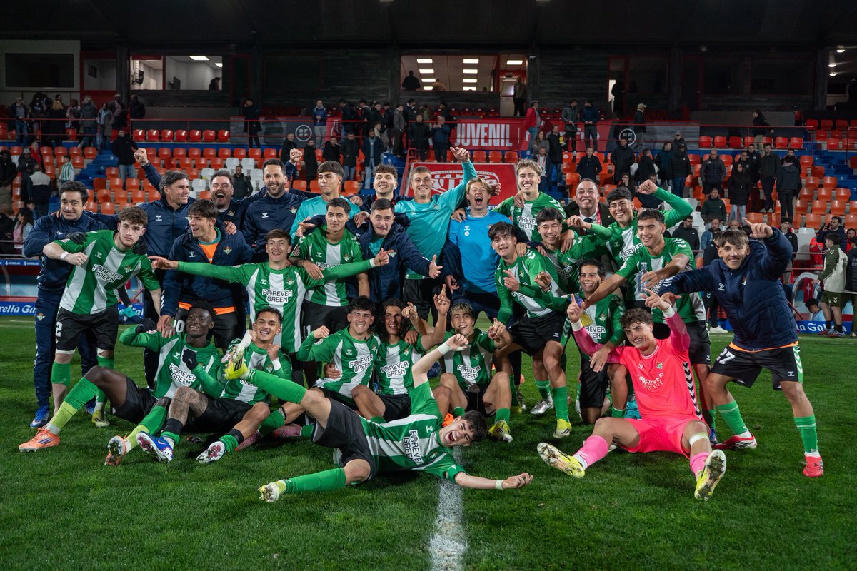 La 𝒇𝒂𝒎𝒊𝒍𝒊𝒂 sigue haciendo historia y vuelve a llevarnos a una final 🍍💚

#CopaDelReyJuvenil #CanteraBetis