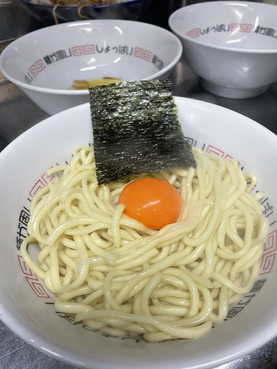 魚介塩油そばの盛り付けマジ難しい…
なんかありきたりになったり他店のモノマネみたいにどうしてもなる
自分の店だけのアイデンティティみたいなのにならない
1週間やってもどうにもならない
いまアイデンティティって意味が合ってるのかすらわからない
アイデンティティってなんですか？
帰りたい