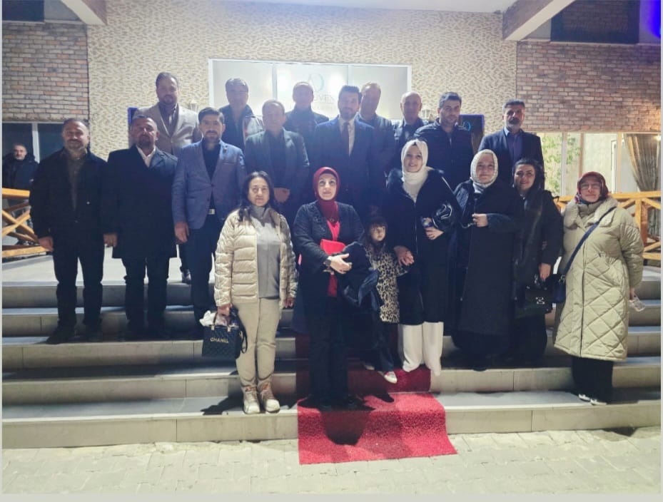 hcizmelioglu's tweet photo. Bu akşam iftar soframızda uzun dönem birlikte görev yaptığımız dava ve yol arkadaşlarımızla bir araya geldik.

Ramazan gecesinin bereketinde, aynı yola baş koymuş kadrolar olarak muhabbetimizi, kardeşliğimizi ve dava ruhumuzu yeniden tazeledik.

Katılımları ile iftar soframızı bereketlendiren değerli arkadaşlarıma teşekkür ederim.