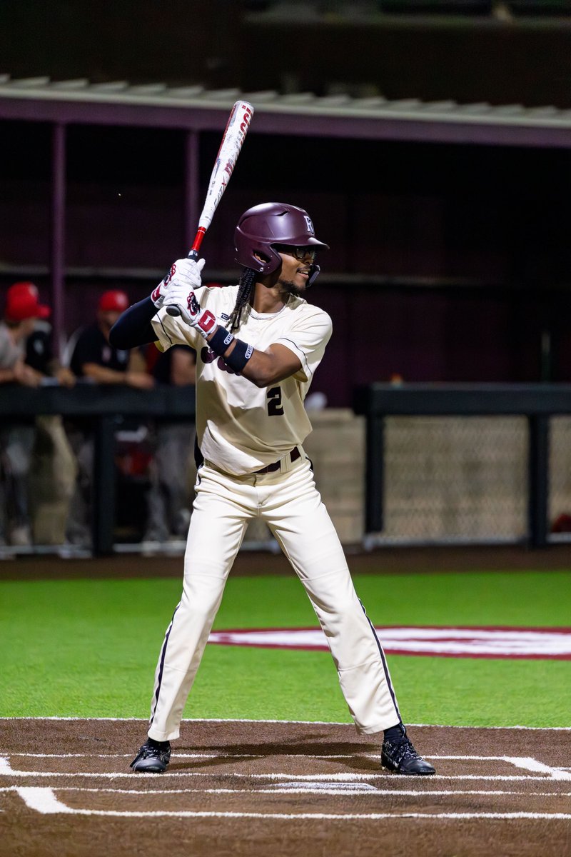_3dollabill's tweet photo. First base hit and RBI of the year last night in my last first district game!🥲 Shout out my mom for taking the video😂🫶🏾And thank you to my guy Robert for the pictures! It’s going to be a great season! 🦍🔴@PittStGorillas @GorillasFB @CoachTomAnthony @PSUCoachSmith https://t.co/fF8AnCbd0W