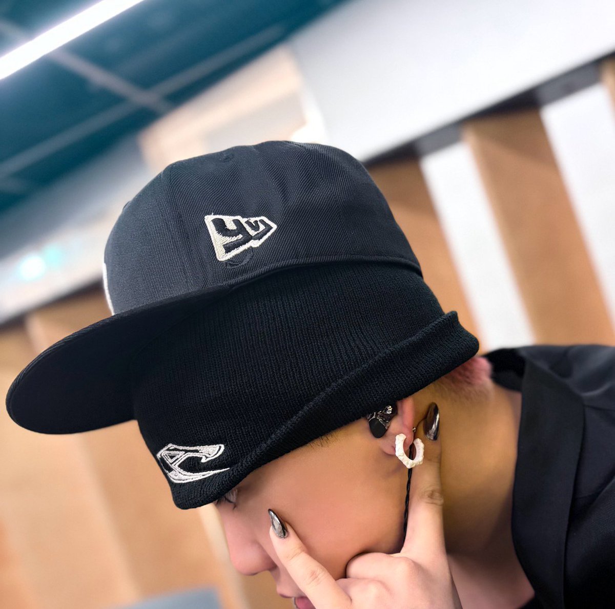[📄] #TRANS | 260311
Post de #HYUNSUK en WEVERSE

“Nuevos in-ears (temporales) listo🩶.”

#최현석  #チェヒョンソク
#CHOIHYUNSUK
#TREASURE #트레저 #トレジャ
<a href="/treasuremembers/">TREASURE</a>