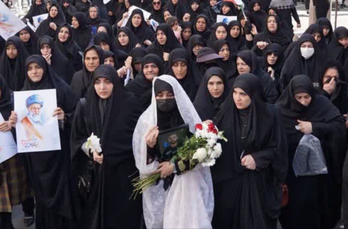 hadisdrm4's tweet photo. عصر امروز در مراسم تشییع پیکر شهید محمد نقوی، همسر جوان او با در دست داشتن چند شاخه گل، تمام رؤیاهای ناتمام یک زندگی را روایت می‌کرد.
اما نام محمد، مثل نوری خاموش‌نشدنی در قلب عروس جوانش و در حافظه این سرزمین زنده خواهد ماند.

#تا_پای_جان_برای_ایران https://t.co/GHgwGAePfu