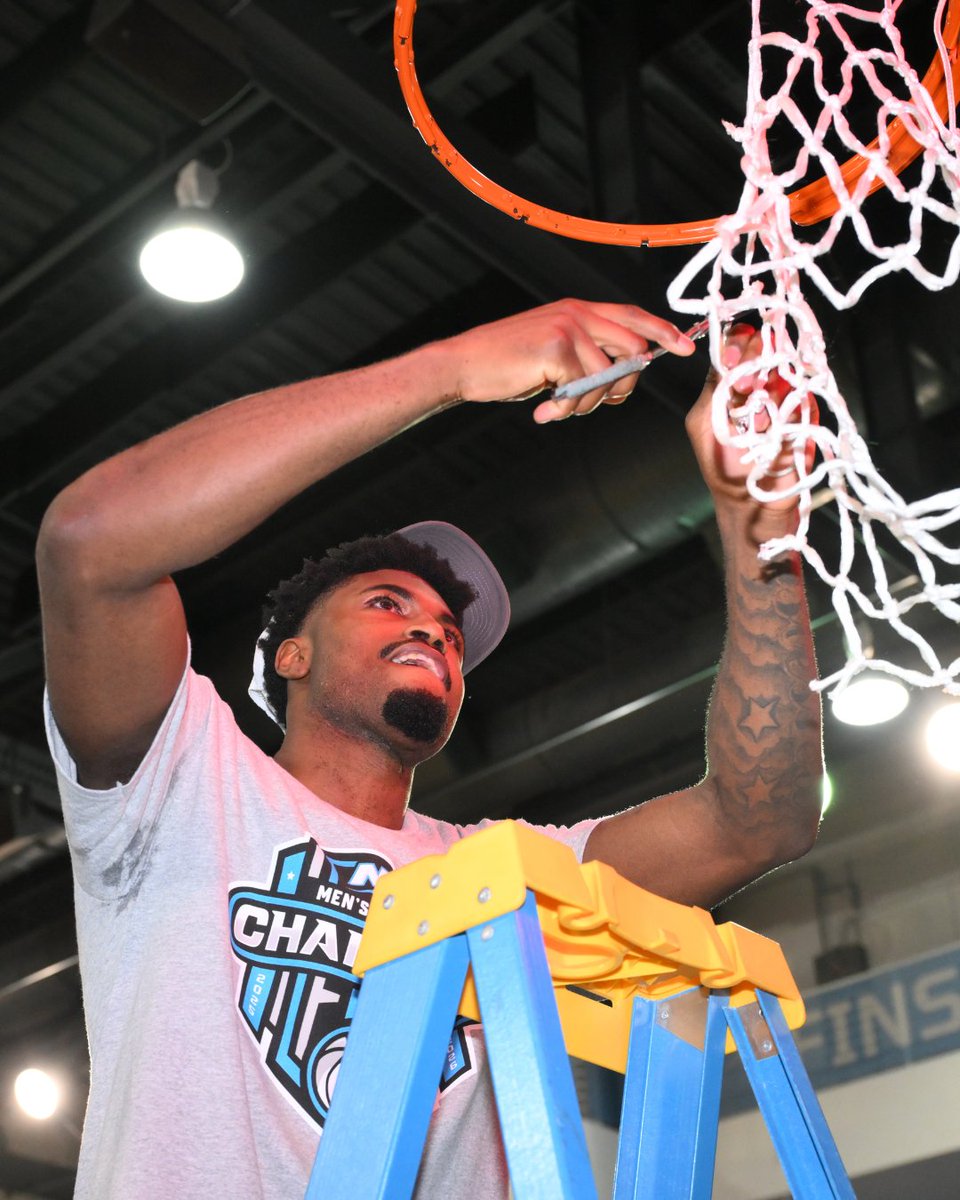 Long Island University tweet media