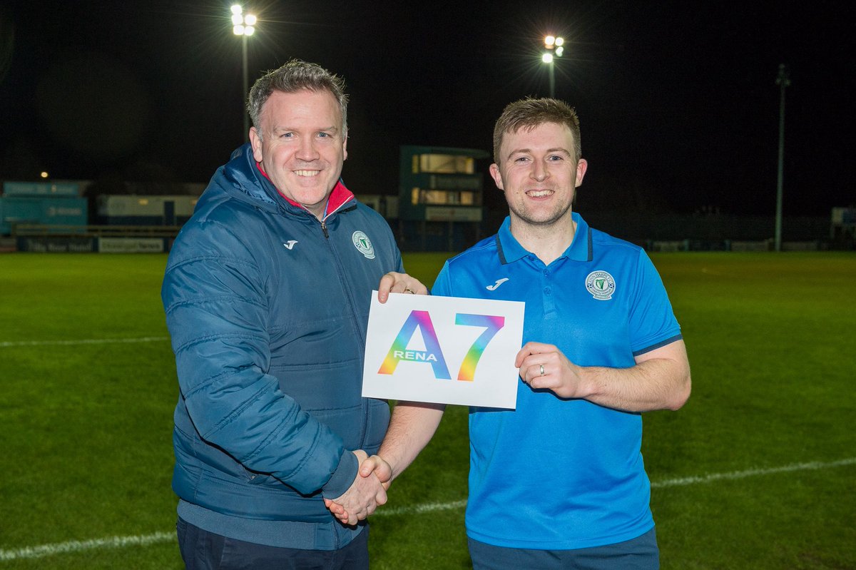 FinnHarpsFC's tweet image. Tony McNamee receiving his Arena Seven Man of the Match award last Friday 💪 

Some week for the skipper 👏 👶 

#UTH🔵⚪️