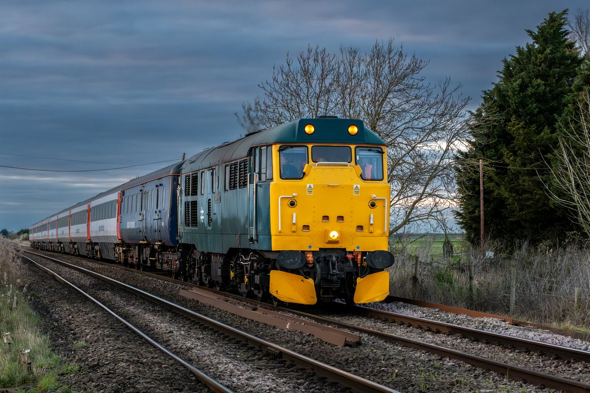 chriss_photos1's tweet image. Something that was common 40 years ago, a 31 charging across the Fens with a rake of coaches. 31128 passing Third Drove AHB with 5Z31 to Great Yarmouth on 10th March 2026. #Class31 #UKRailways #RailwayPhotography
