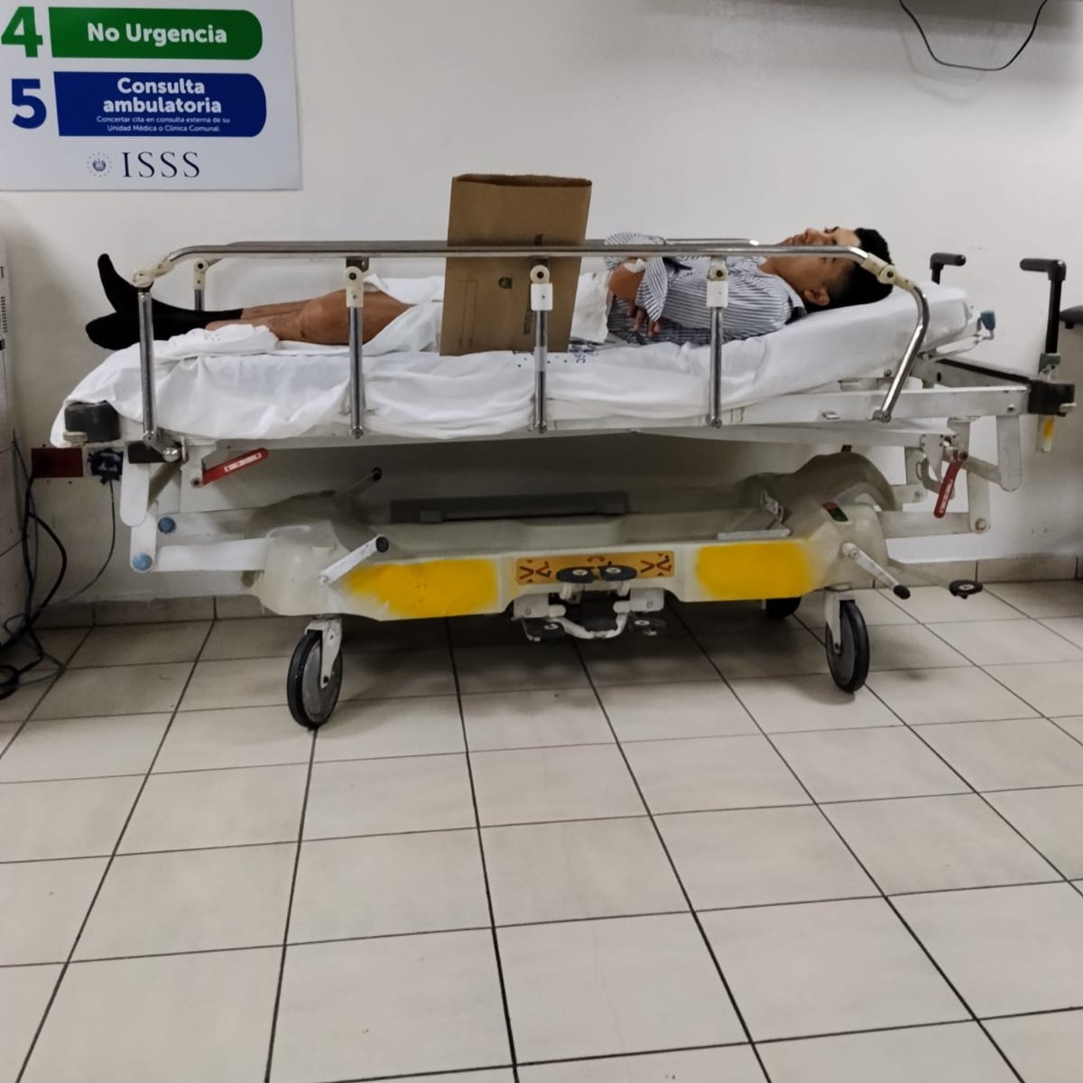 jonlemuz's tweet photo. @isss_gob_sv No ni siquiera en piso con una cama asignada, no deberia de representar un problema en darlo de alta, ya se firmaron los papeles @isss_gob_sv @nayibbukele @SecPrensaSV https://t.co/QpybNT6vRn
