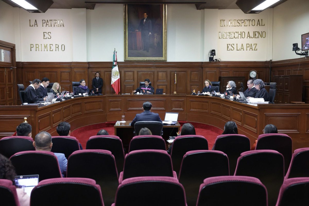 🚨#ÚltimaHora I La #SCJN determina que las víctimas indirectas también pueden reclamar indemnización por daño moral, aunque no hayan sufrido daños físicos. 

⚖️ El Pleno determinó que esposas, hijos e hijas pueden experimentar afectaciones emocionales y en su vida familiar