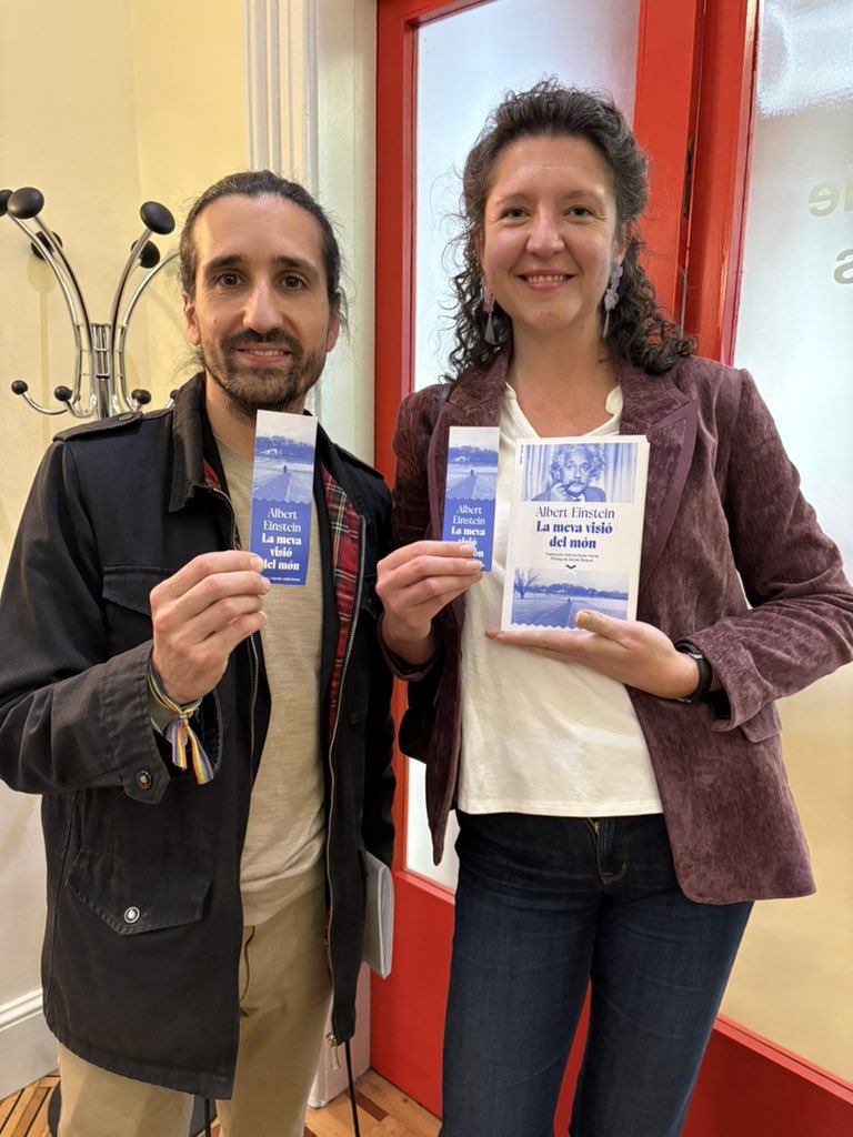 amaymasnou's tweet photo. Aqui tenim el president @ACCC_ sortint #RubénPermuy i la presidenta entrant @mpulidosalgado, a la qual he aprofitat per regalar el nou llibre que hem publicat amb @velesivents_ed de l’Einstein. Un plaer haver-vos vist i moltes gràcies per tot! (I espero que us agradi!) https://t.co/XCQW60eQOp