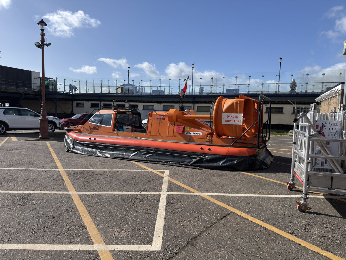 PierViewNo5's tweet photo. 🛟 lunchtime seafront stroll #rnli #lifeboat Southend Pier https://t.co/FsXsvCeZa1