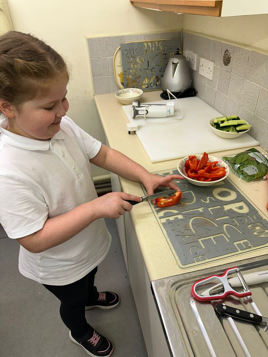 brigade_1st's tweet photo. Tonight V was for vegetables. The girls chopped carrots, peppers and cucumber to enjoy with dip while the homemade vegetable soup was cooking away. Yum 😋
And everyone went home with the same number of fingers they came with!! @brigade_1st  @gbin https://t.co/dnKEan1oHg