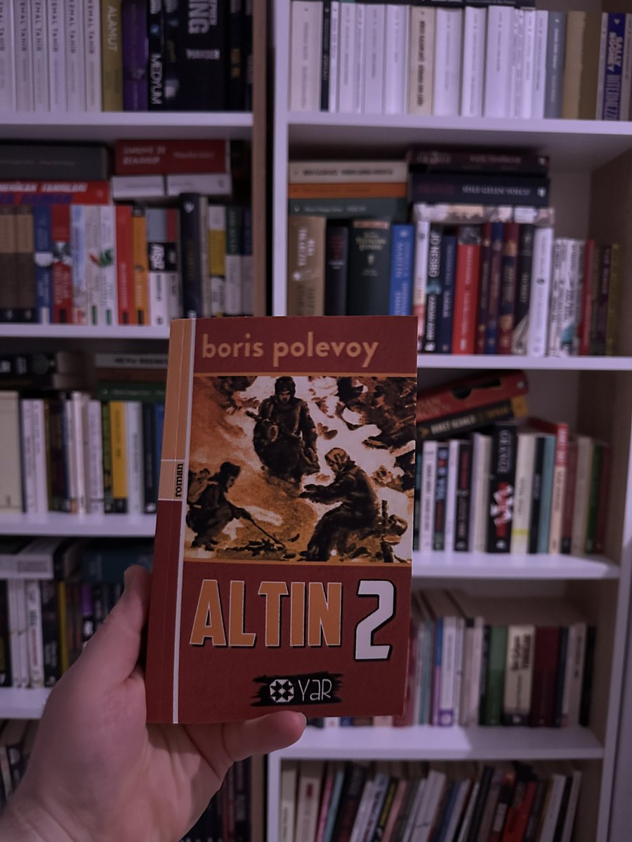 Polevoy’un iki ciltlik serisi Altın’ı bitiriyoruz. Faşist Nazi Almanya’sı işgalindeki Sovyet halkının portresine derinlemesine iniyor; savaşın şiddetini, baskısını, öldürücü kuvvetini tadıyoruz. Partizanların direnişi, bağımsızlık, özgürlük için mücadele edişleri okumaya değer.