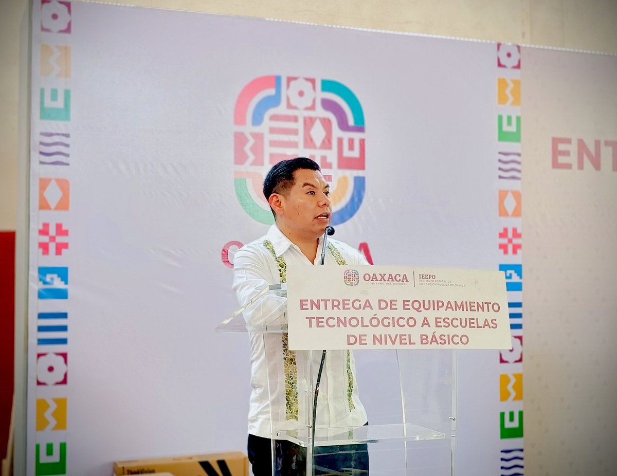 BenjaViverosOax's tweet photo. Continuamos con la jornada de equipamiento tecnológico, ahora en San Juan Bautista Cuicatlán. 

Esta iniciativa del #IEEPO fortalece los procesos de enseñanza y prepara a nuestras niñas, niños y jóvenes para los retos actuales. https://t.co/E62kSroNg6