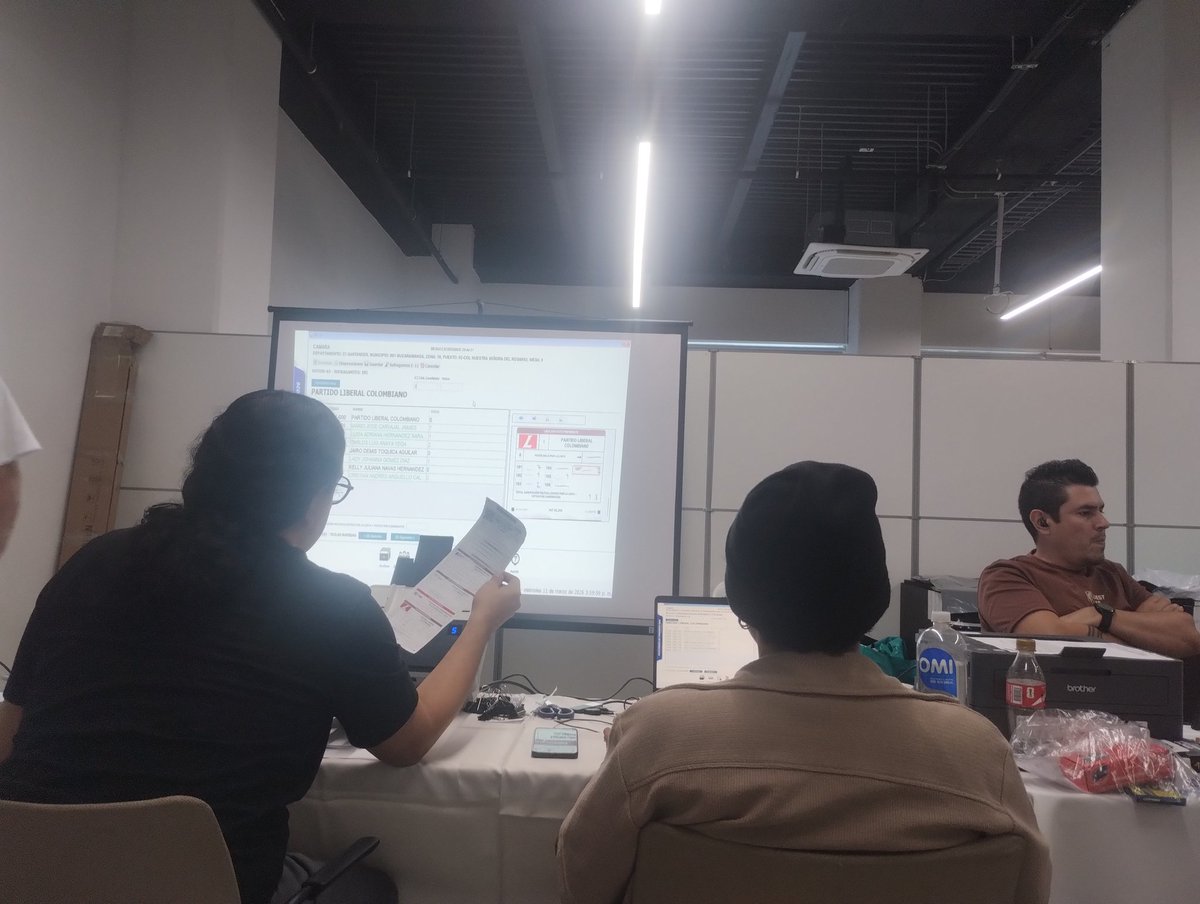 En comisión de escrutinio, Bucaramanga, cuidando los votos del Pacto Histórico
