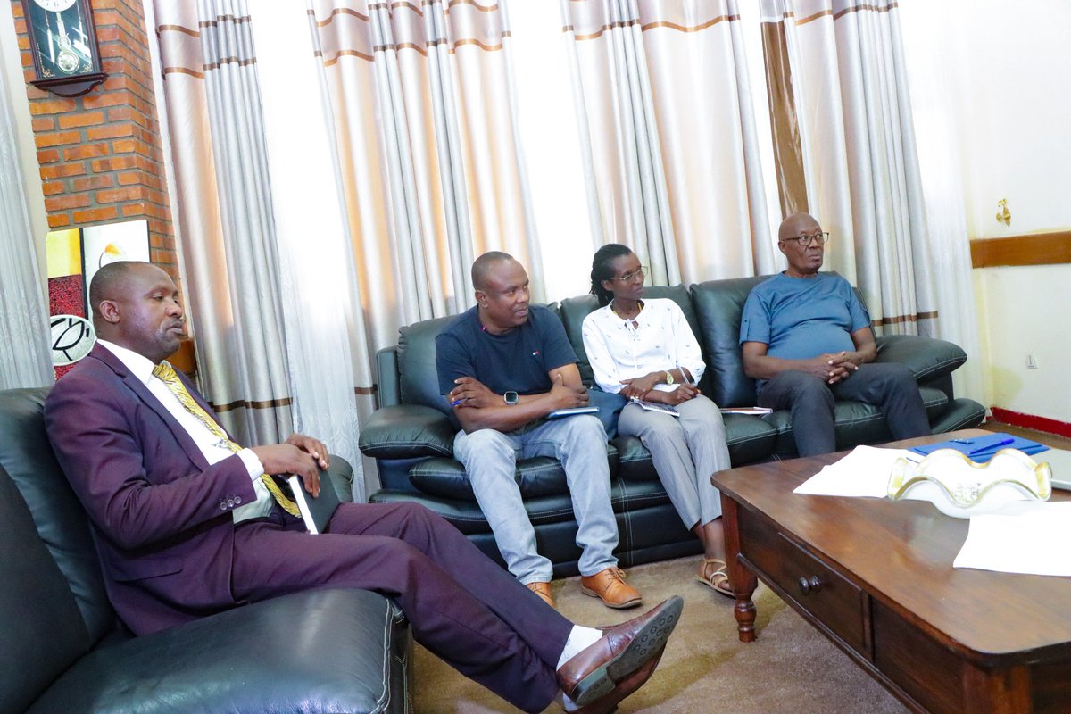 msp_burundi's tweet photo. Ce 10 mars 2026, le Ministre de la Santé Publique, Dr @Lydwinebara, a reçu en audience des délégués du @MininterInfosBi ainsi que ceux du @MielsBurundi,
Les échanges ont porté sur la persistance de l’épidémie de #choléra dans la zone #Buterere, Quartier #Bumwe, Cellule III.
Cette rencontre a permis d’identifier les causes et de voir ensemble qui fait quoi dans le but de Stopper la prolifération des vibrio cholérique  dans cette Zone de Buterere.