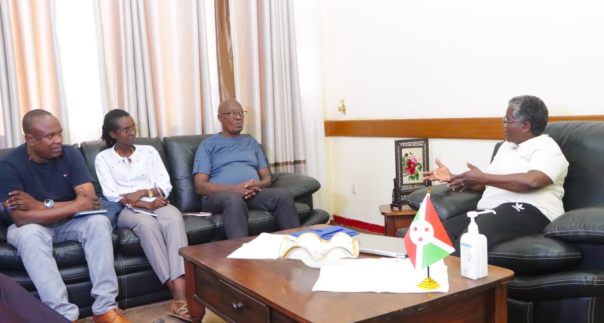 msp_burundi's tweet photo. Ce 10 mars 2026, le Ministre de la Santé Publique, Dr @Lydwinebara, a reçu en audience des délégués du @MininterInfosBi ainsi que ceux du @MielsBurundi,
Les échanges ont porté sur la persistance de l’épidémie de #choléra dans la zone #Buterere, Quartier #Bumwe, Cellule III.
Cette rencontre a permis d’identifier les causes et de voir ensemble qui fait quoi dans le but de Stopper la prolifération des vibrio cholérique  dans cette Zone de Buterere.