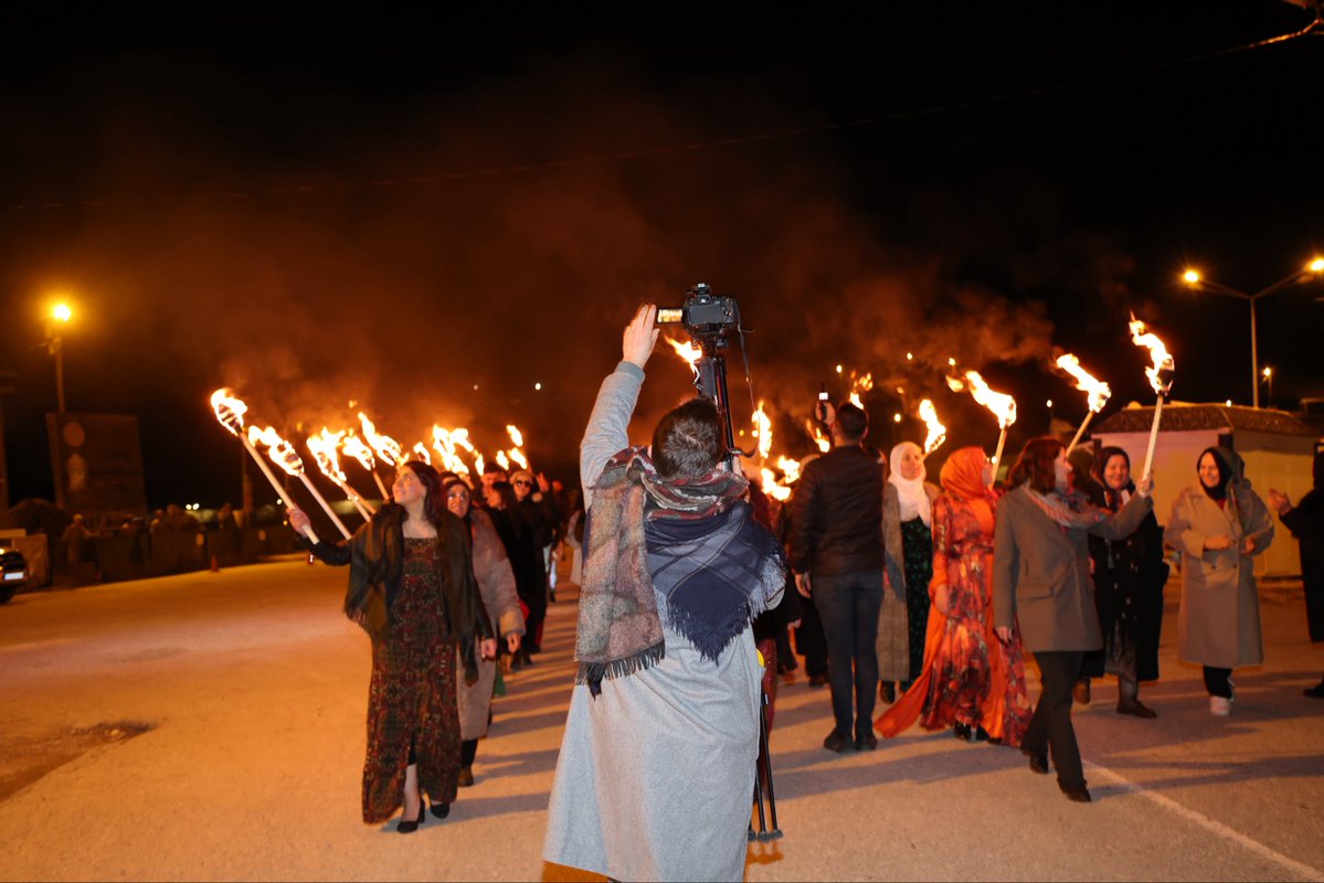 Mûş’ta, meşaleli yürüyüşün ardından ilk Newroz ateşi yakıldı.