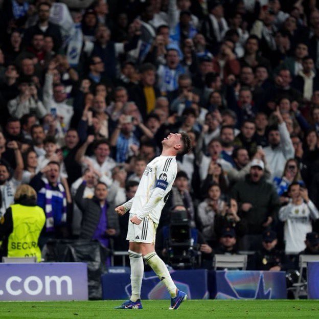 SantiiNine's tweet photo. Lo de este hombre en 45 minutos es la mejor actuación y más completa de un futbolista que he visto en mi vida 

Ha sido el mejor en la defensa, en el medio y en el ataque. https://t.co/jfF6CjAcUq