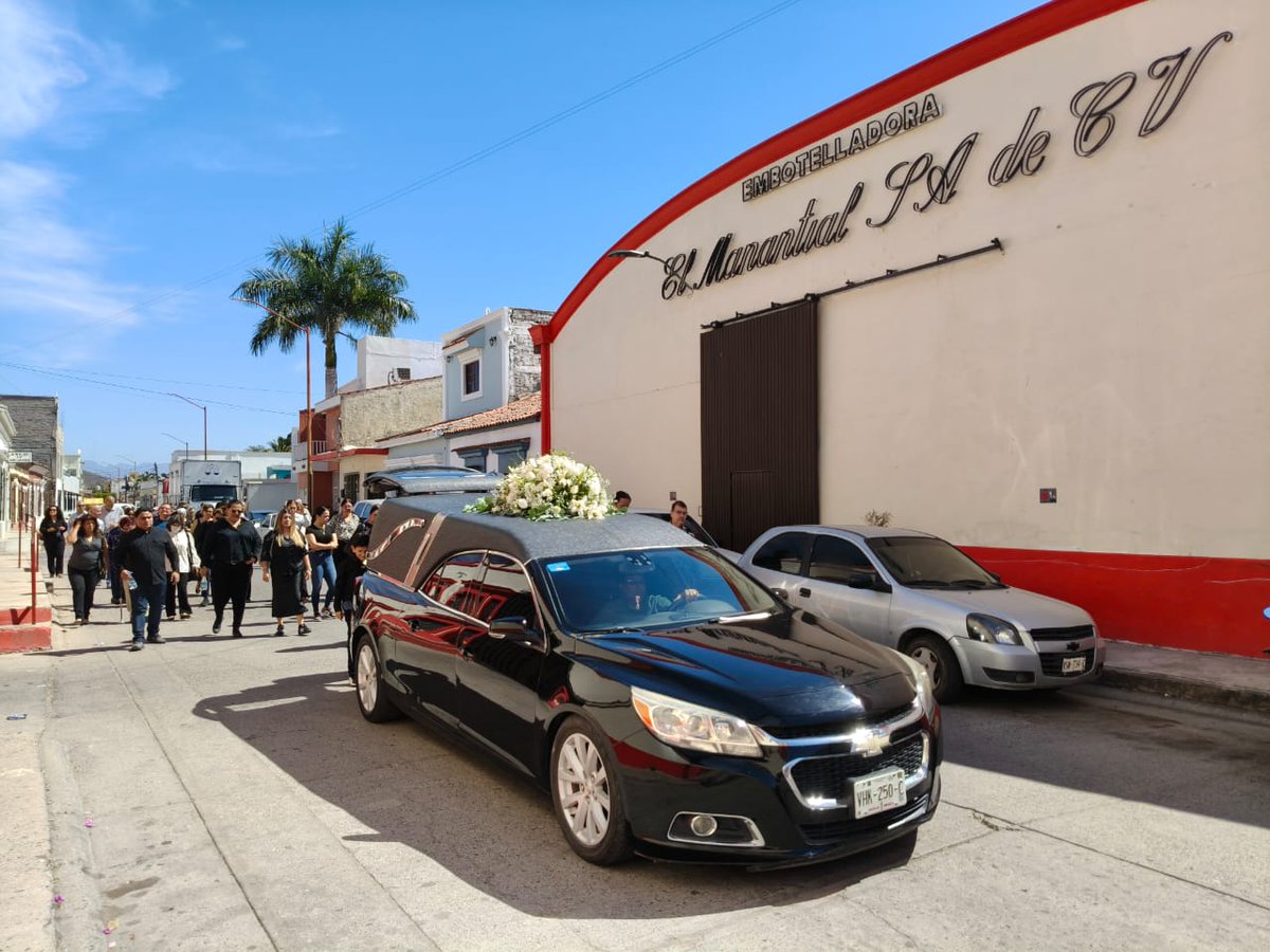 noroestemx's tweet photo. La planta de “El Manantial” de #Rosario, donde se produce #Tonicol, recibió por última vez en su despedida a la empresaria Martha Elena Solorza, quien gran parte de su vida la pasó ahí, buscando su innovación y crecimiento
👉🏼 https://t.co/WnXTew074J https://t.co/OxMbOMTlFA
