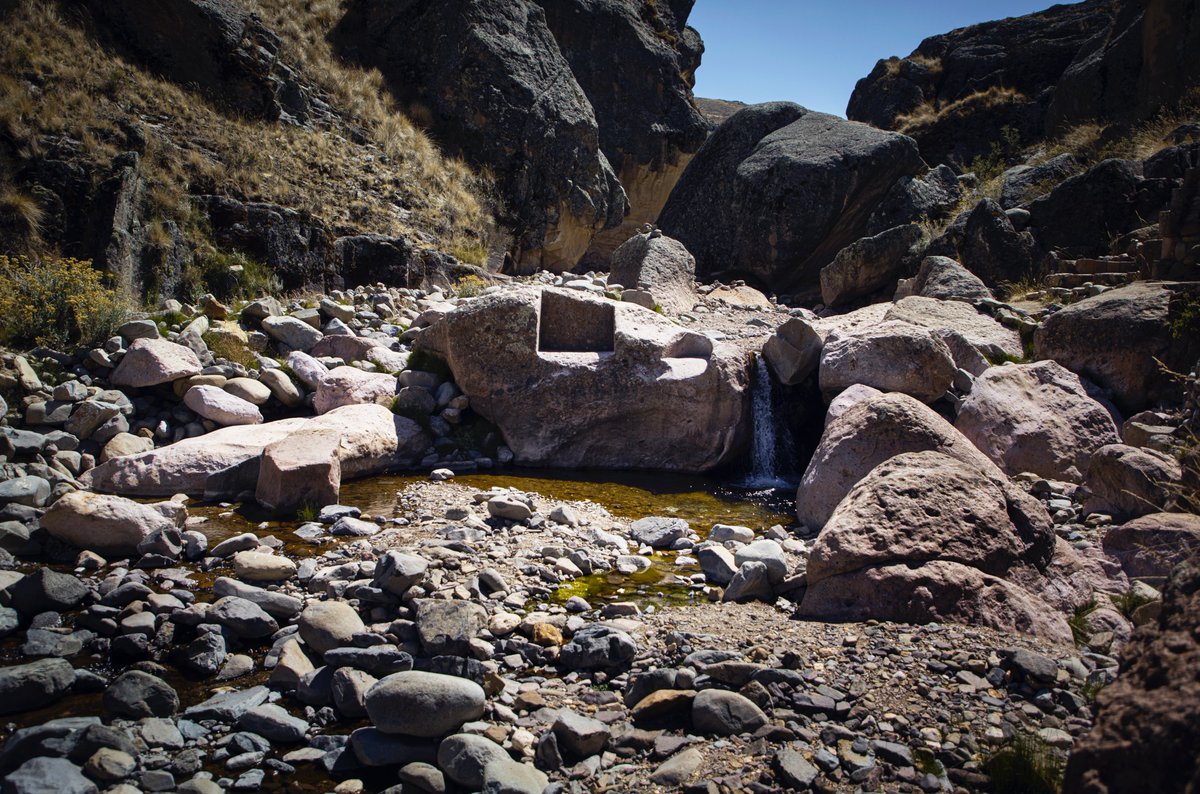 En medio del cauce del río Vizcacha y muy cerca del sitio Inkawasi de Huaytará, en #Huancavelica, se ubica la denominada "Silla del Inca". Considerada la construcción inca más importante de esta región, a Inkawasi se le atribuye un valor ceremonial vinculado al culto al agua.