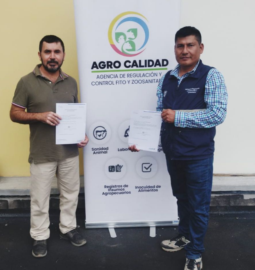 AgrocalidadZ3's tweet photo. #Pastaza | Entregamos certificado de predios libres de brucelosis y tuberculosis bovina, en la finca MAY- AMY, cantón Pastaza, parroquia Diez de Agosto, con la finalidad de mantener el estatus sanitario de esta zona. #PrevenciónSanitaria https://t.co/Cv2tKtJZ1e