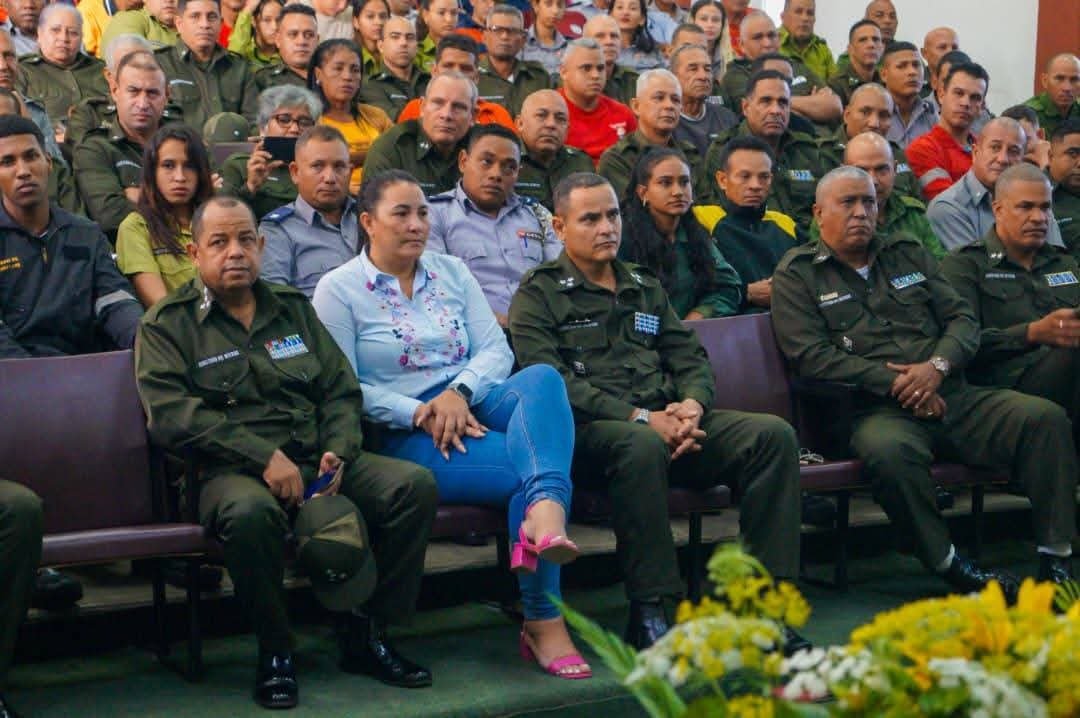 En el marco de fechas virtuosas para la historia de la Patria,tuvo lugar este encuentro.Quizás pudo ser antes,pero cuando el combate en defensa del suelo amado arrecia,sus mejores hijos salen a pelear,en marcha indetenible, sin espacio para el descanso.
#CubaEstáFirme
